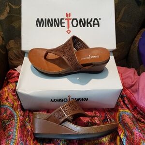 Minnetonka Victoria Sandals In Cognac Brown Leather Wedge Heel Women's 7 Shoes